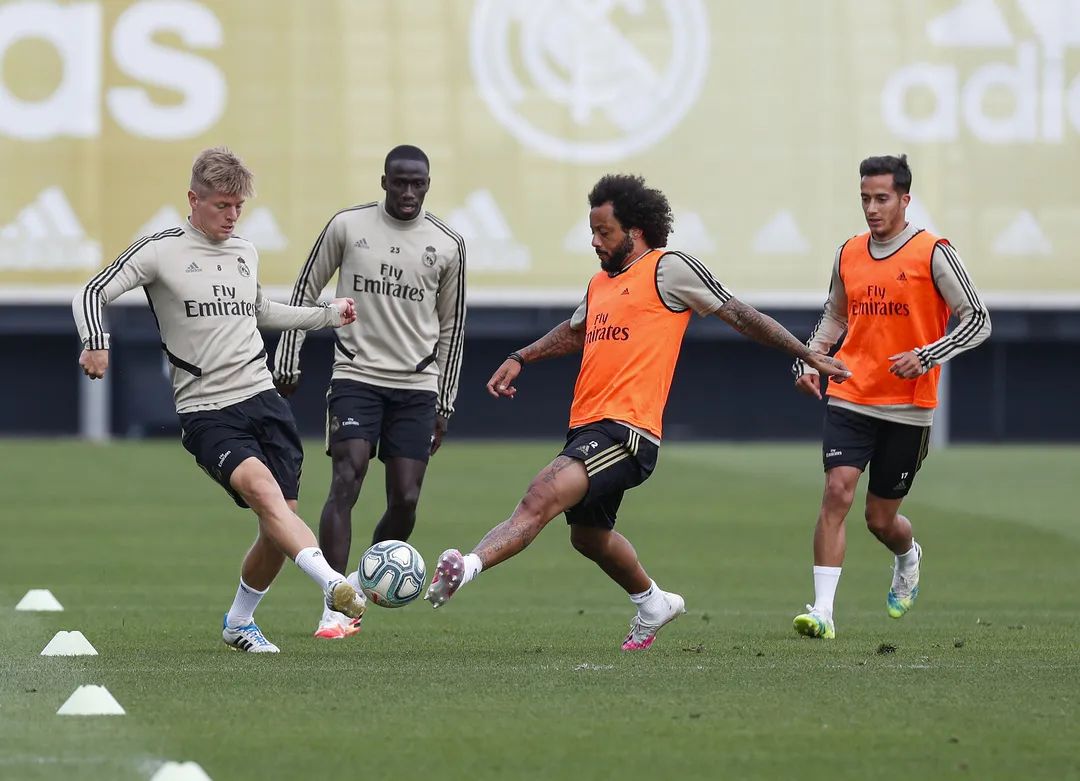 里程碑夜！达拉斯独行侠复出首秀，西甲赛前刷纪录，震撼外界，更衣室氛围转暖的简单介绍